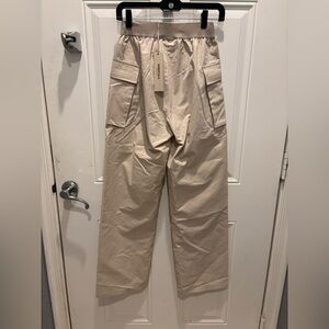 FEAR OF GOD ESSENTIALS
ESSENTIALS WOMEN'S CARGO PANT